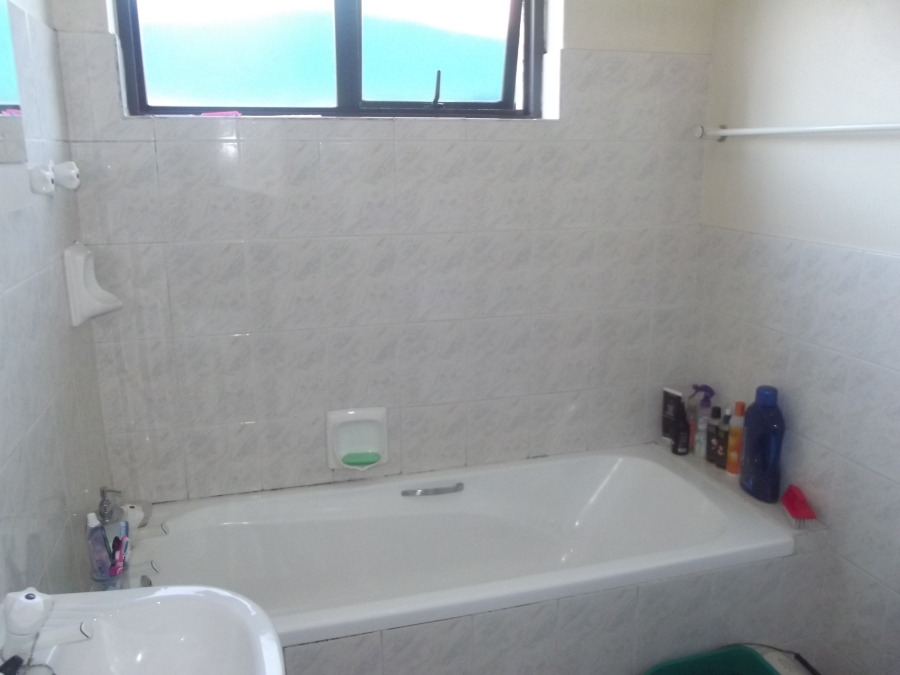 To Let 2 Bedroom Property for Rent in Groenvallei Western Cape